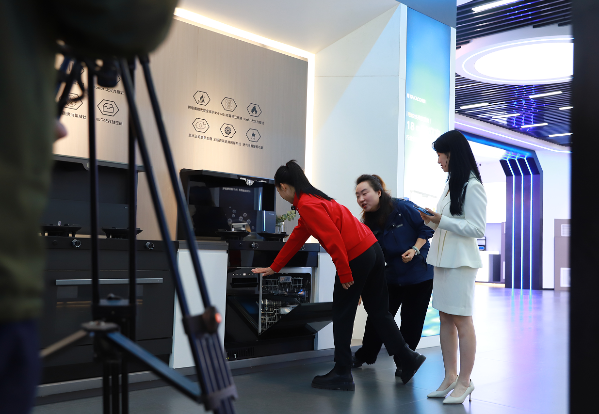 “冠军品质,探秘板川”—— 冠军潘婷领衔探厂板川,冠军之夜圆满收官! “冠军品质,探秘板川”—— 冠军潘婷领衔探厂板川,冠军之夜圆满收官!